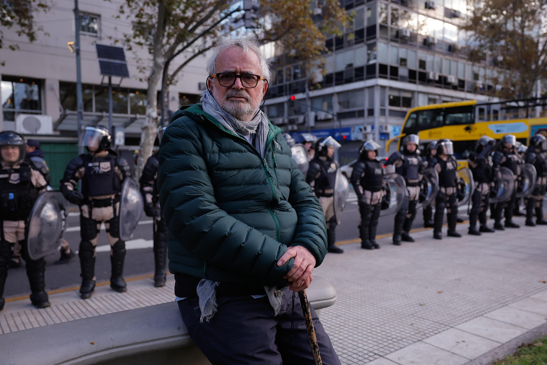 Un hombre participa en una marcha este miércoles, frente al Congreso en Buenos Aires (Argentina). EFE/ Juan Ignacio Roncoroni
