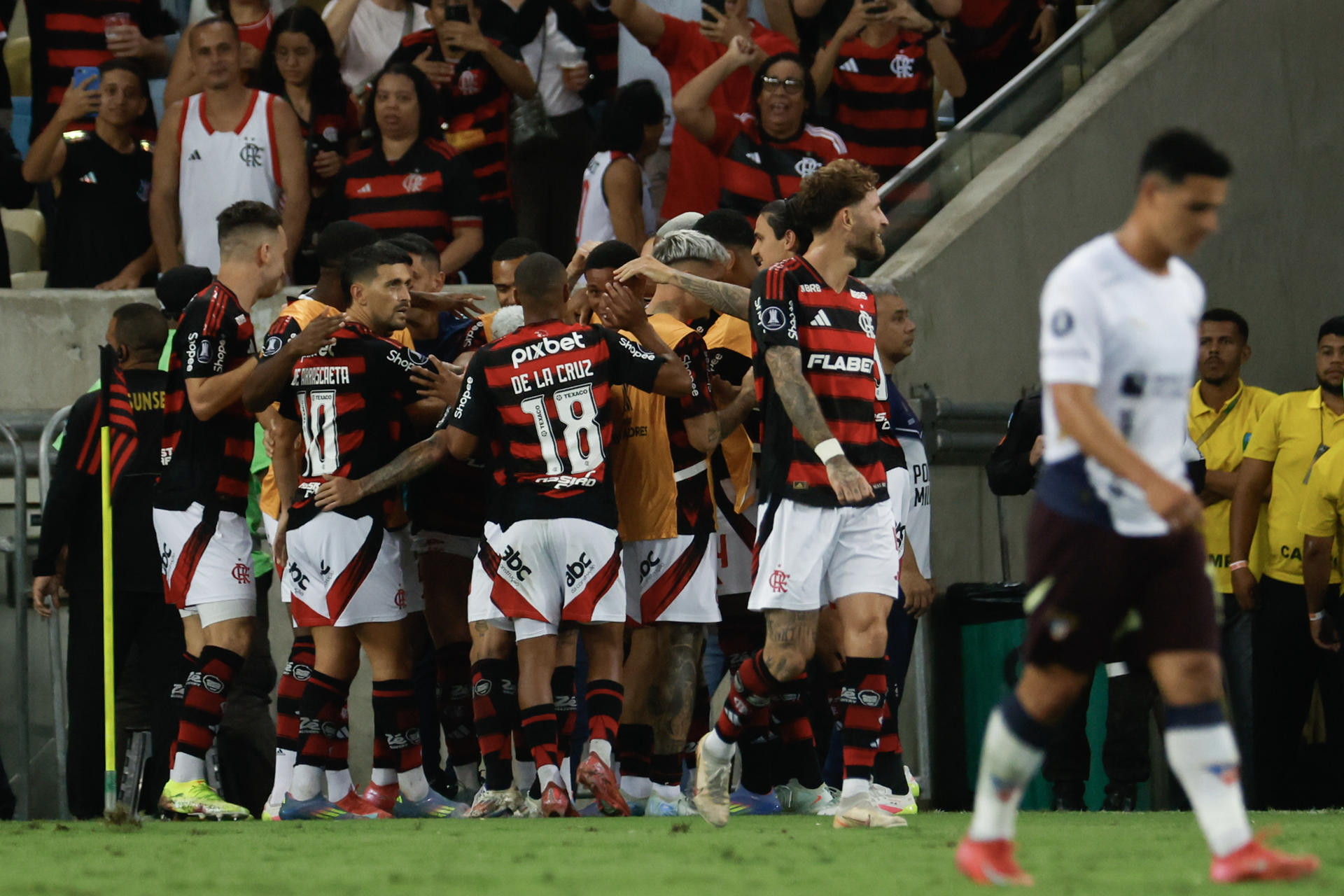 Jugadores de Flamengo celebran este jueves la victoria por 2-0 sobre Liga de Quito en la quinta jornada del Grupo C de la Copa Libertadores jugado en el estadio Maracaná de Río de Janeiro. EFE/ Antonio Lacerda