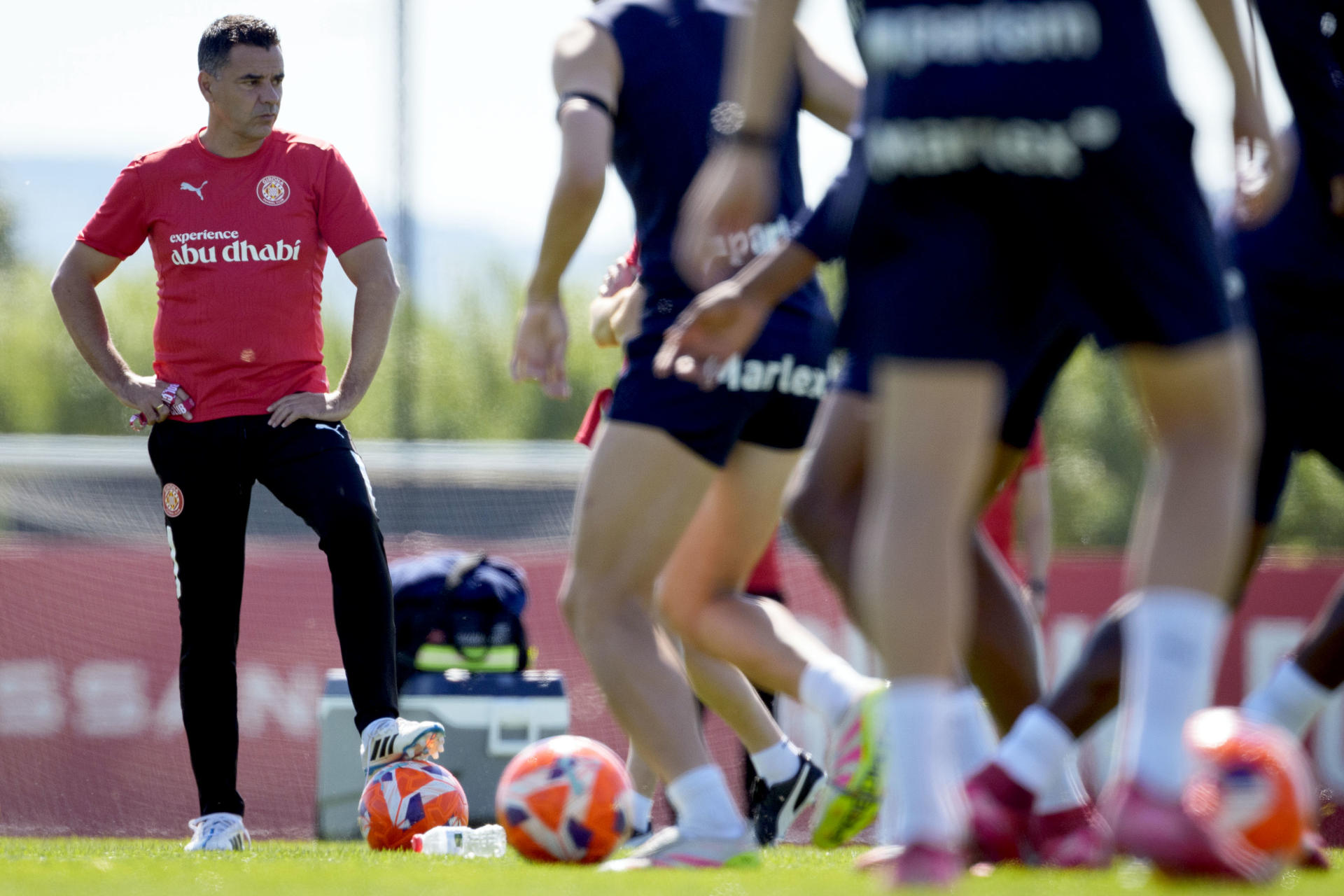 El técnico del Girona, Míchel Sánchez, ya se ha reincorporado al trabajo después de estar hospitalizado por un problema de salud y este lunes ha dirigido el entrenamiento previo al partido en casa del Valladolid. EFE/ David Borrat