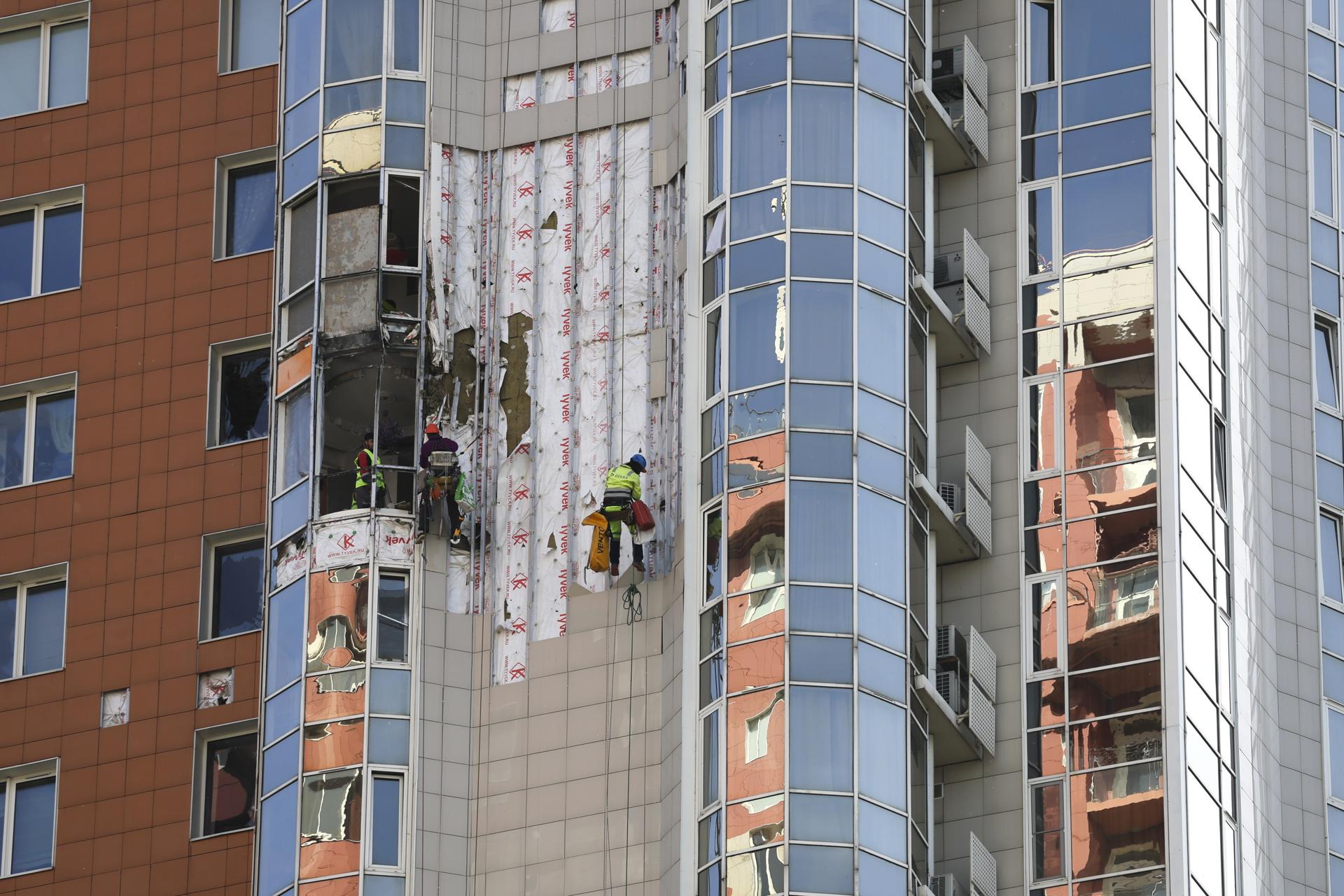 Trabajadores reparan un edificio de apartamentos dañado tras un ataque con drones ucranianos en Moscú, Rusia, el 29 de mayo de 2025.EFE/EPA/YURI KOCHETKOV