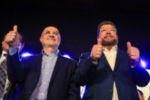 El candidato a la presidencia de Bolivia Samuel Doria Medina (d) y su compañero de fórmula, José Luis Lupo (i), participan de un evento este miércoles, en La Paz (Bolívia). EFE/ Gabriel Márquez