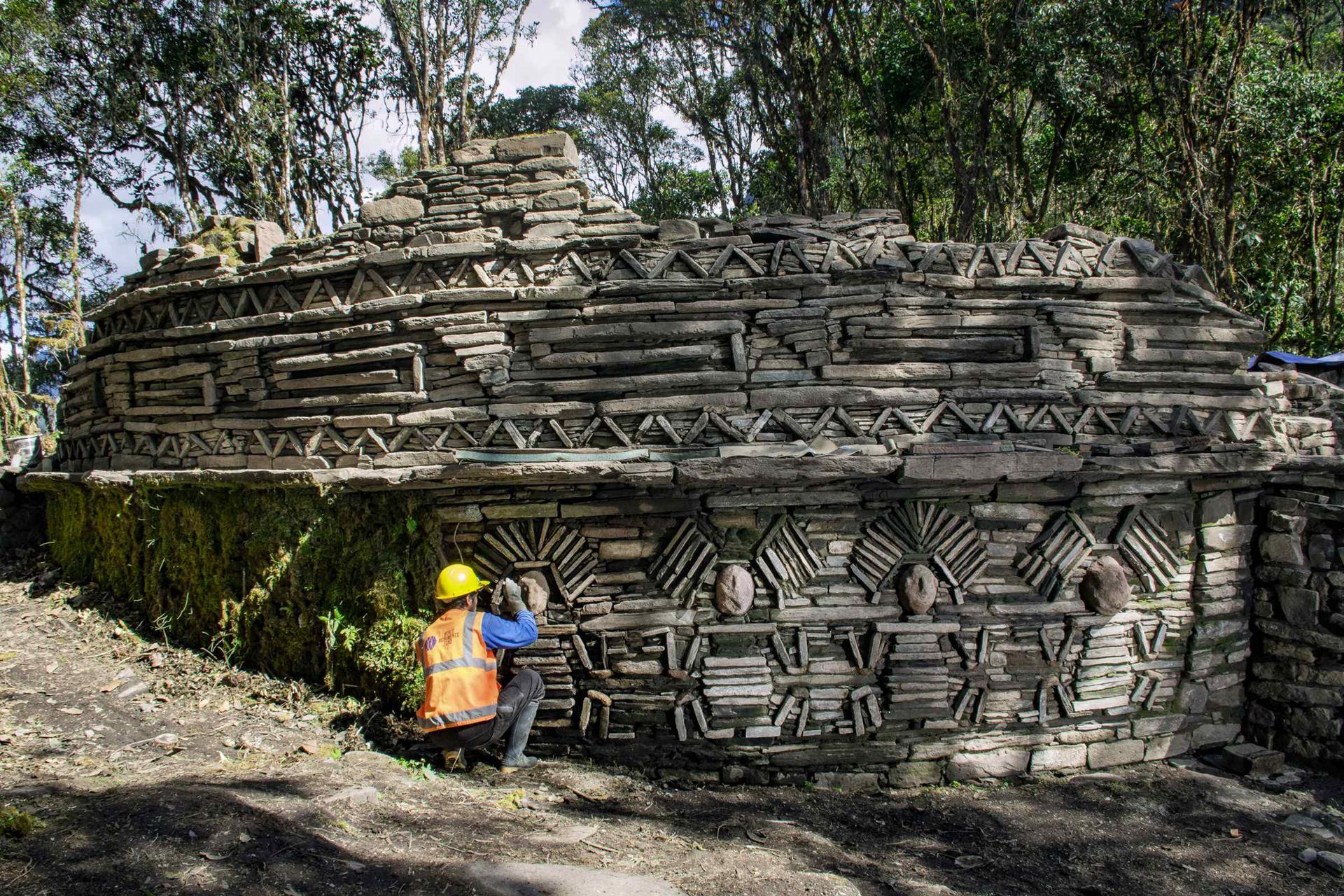 Fotografía sin fechar cedida de una persona trabajando en una estructura en el complejo arqueológico del Gran Pajatén, en la Amazonía de Perú. EFE/ World Monuments Fund (WMF)