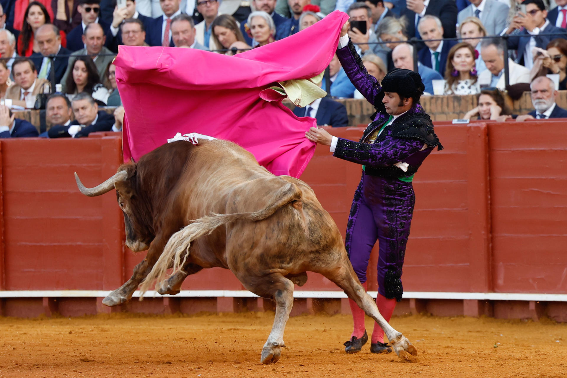 El torero Morante de la Puebla durante el festejo de la Feria de Abril de este viernes en la plaza de la Maestranza, en Sevilla. EFE/ Julio Muñoz