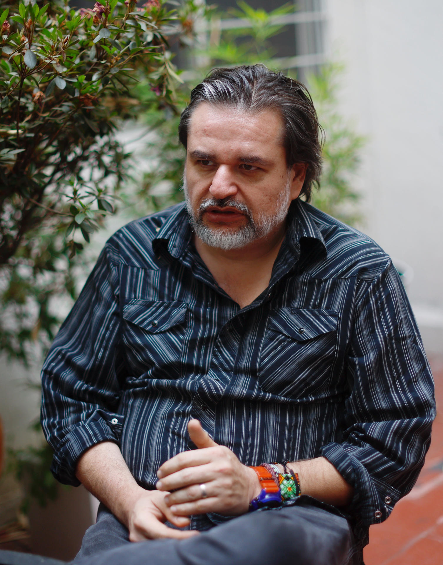 El periodista mexicano Diego Enrique Osorno habla durante una entrevista con EFE este viernes, en Ciudad de México (México). EFE/ Sáshenka Gutiérrez