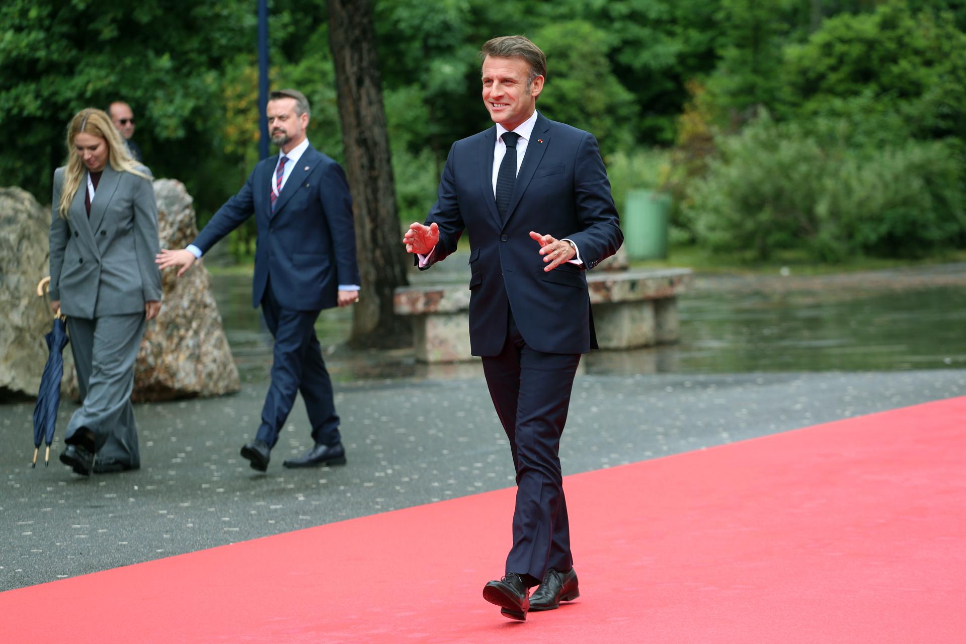 El presidente francés Emmanuel Macron llega a la 6ª Cumbre de la Comunidad Política Europea (CPE) en Tirana, Albania, el 16 de mayo de 2025. La reunión reúne a líderes de todo el continente bajo el tema 'Nueva Europa en un nuevo mundo: unidad - cooperación - acción conjunta'. (Francia) EFE/EPA/MALTON DIBRA
