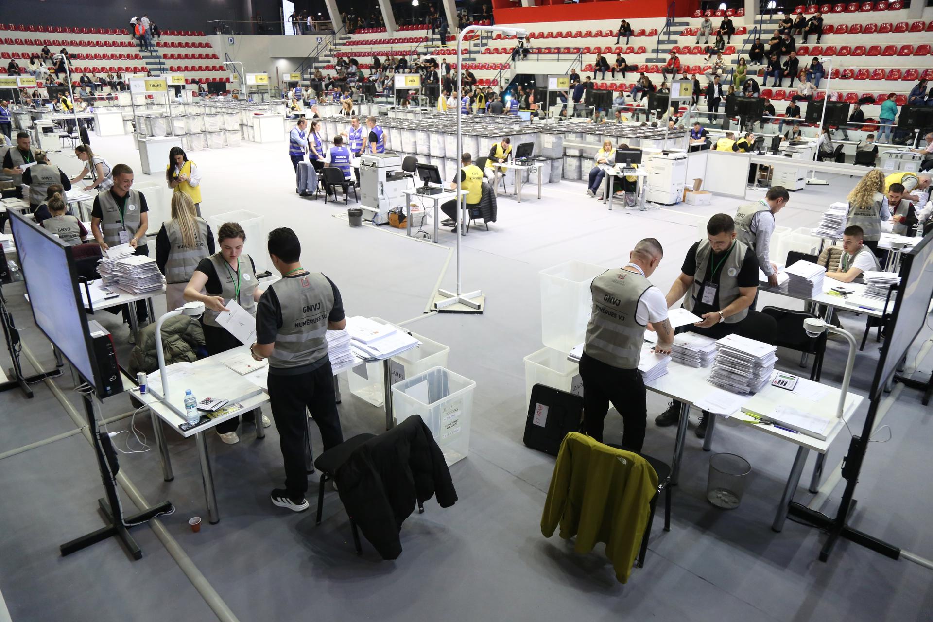 Miembros de la comisión electoral cuentan las papeletas en una instalación de conteo de votos después de las elecciones parlamentarias del país en Tirana, Albania, 11 de mayo de 2025. Alrededor de 3,9 millones de votantes elegibles tanto del país como de la diáspora están llamados a elegir a 140 miembros del Parlamento, con el actual primer ministro Edi Rama y su gobernante Partido Socialista (PS) buscando un cuarto mandato. (Elecciones) EFE/EPA/MALTON DIBRA