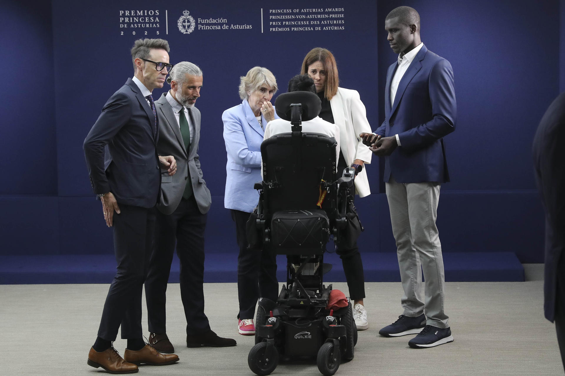 Miembros del jurado del Premio Princesa de Asturias de los Deportes 2025, presidido por la nadadora Teresa Perales (c), conversan antes de reunirse para deliberar en Oviedo entre las treinta candidaturas de trece nacionalidades que optan al galardón. EFE/J.L. Cereijido