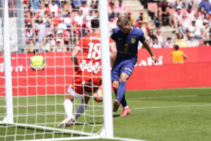El delantero noruego del Atlético de Madrid Alexander Sørloth (d) anota el cuarto gol del equipo, durante el partido de Liga que Girona y Atlético de Madrid disputaron en el estadio municial de Moltilivi. EFE/Siu Wu
