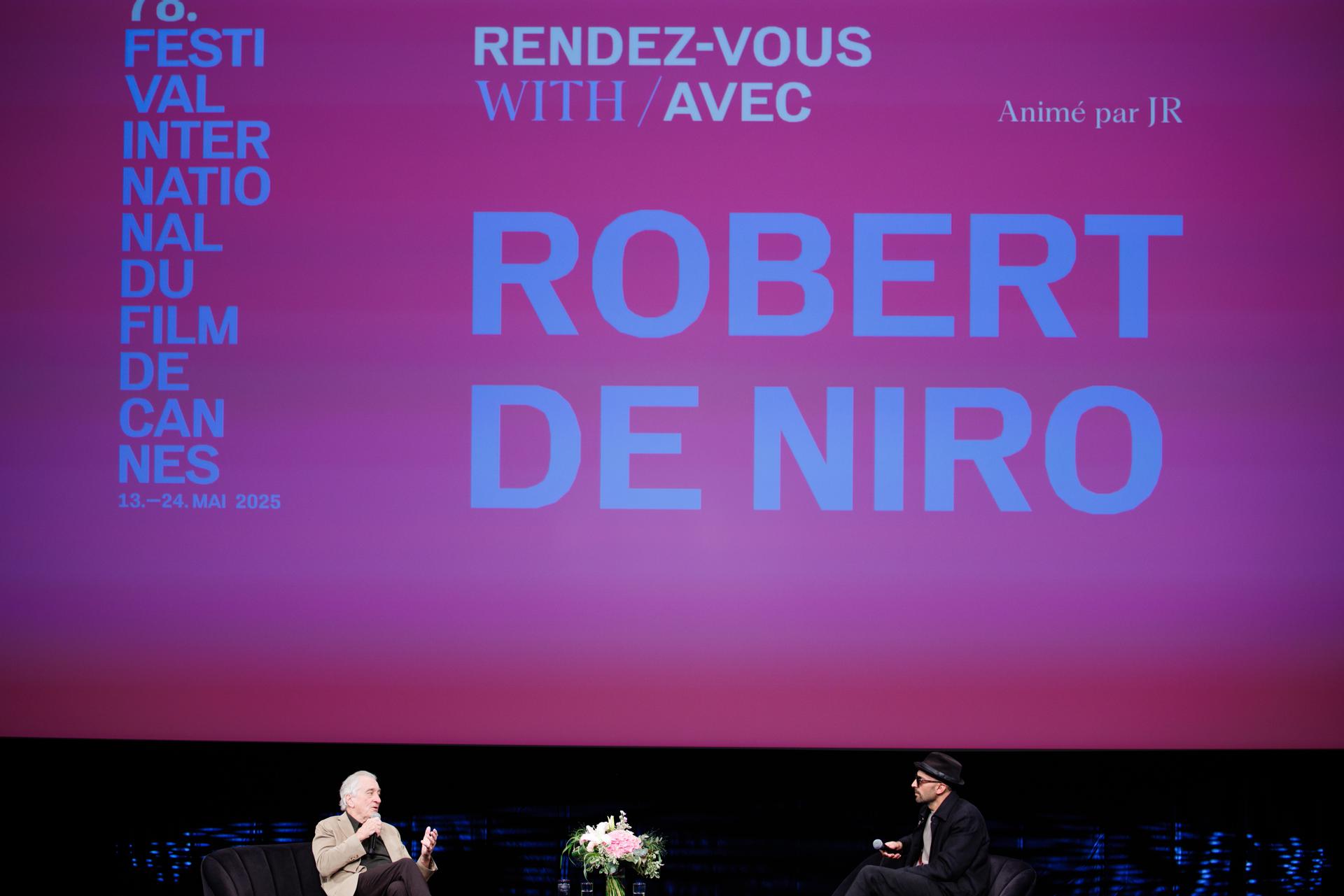 El actor estadounidense Robert De Niro (I) habla junto al fotógrafo francés JR (D) mientras asiste a la charla 'Rendez-vous avec Robert de Niro' durante el 78º Festival de Cine de Cannes, en Cannes, Francia, el 14 de mayo de 2025. El festival de cine se celebra del 13 al 24 de mayo de 2025. (Cine, Francia) EFE/EPA/CLEMENS BILAN / POOL