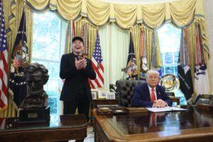 El presidente de EE.UU. Donald Trump (D) y Elon Musk asisten a una conferencia de prensa en la Oficina Oval de la Casa Blanca en Washington, DC, EE. UU., 30 de mayo de 2025. EFE/FRANCIS CHUNG
////////// US President Donald Trump (R) and Elon Musk attend a press conference in the Oval Office at the White House in Washington, DC, USA, 30 May 2025. EFE/FRANCIS CHUNG