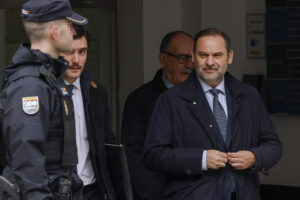 Imagen de archivo (20/02/2025) del exministro José Luis Ábalos (d) tras salir del Tribunal Supremo, donde acudió a declarar como investigado en el denominado caso Koldo, que gira en torno al presunto cobro de comisiones en contratos de mascarilas en pandemia. EFE/ Chema Moya