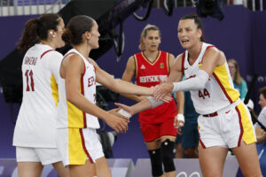 Las jugadoras de España Gracia Alonso (d), Juana Camilion (2i) y Vega Gimeno  en foto de archivo de Julio Muñoz. EFE