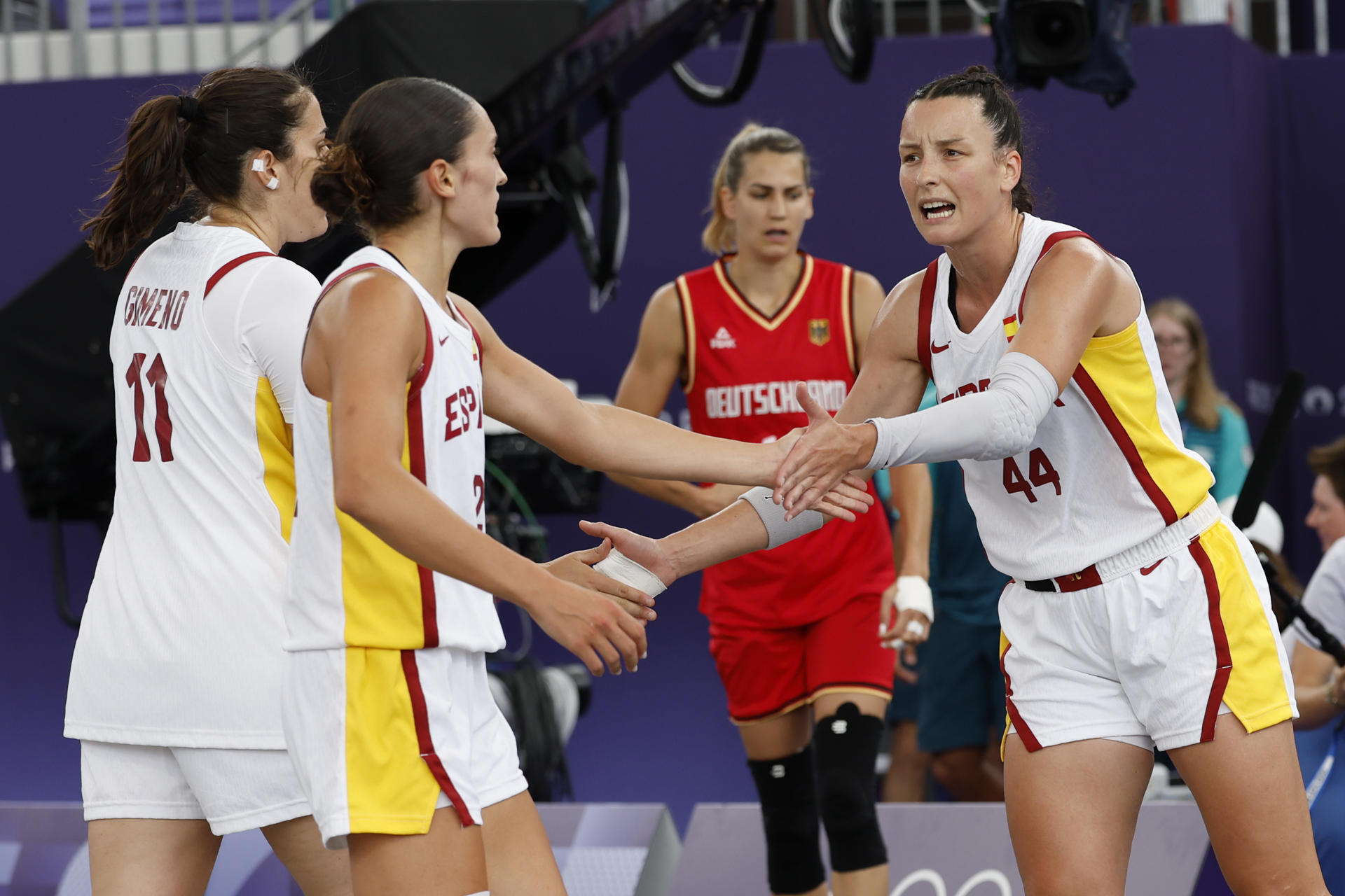 Las jugadoras de España Gracia Alonso (d), Juana Camilion (2i) y Vega Gimeno  en foto de archivo de Julio Muñoz. EFE