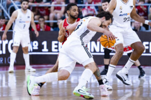 El base español del Real Madrid Sergio Llull (d) es defendido por el escolta americano del Baxi Manresa Cameron Hunt (i) durante el encuentro de la jornada 32 de la Liga Endesa entre el Baxi Manresa y el Real Madrid, disputado este domingo en el Pabellón Nou Congost de Manresa. EFE/Siu Wu