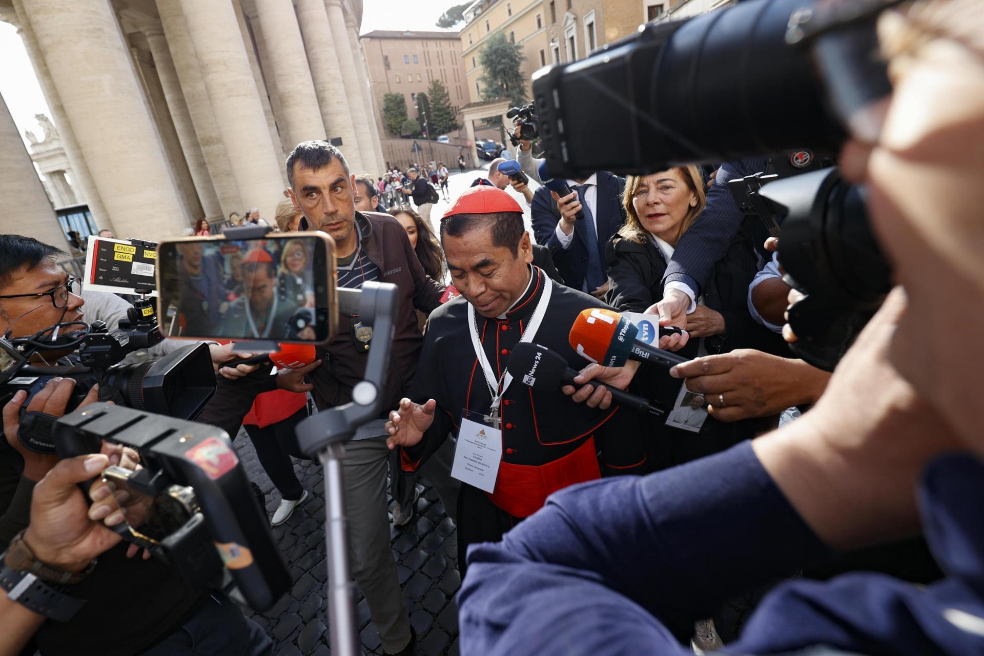 El cardenal Virgilio do Carmo da Silva llega este martes a la congregación general de cardenales en la Ciudad del Vaticano. EFE/EPA/FABIO FRUSTACI