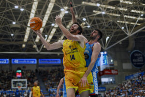 El pívot lituano del Gran Canaria John Shurna (i) entra a canasta durante el encuentro de Liga Endesa entre Breogán y Gran Canaria celebrado este domingo en el Pazo dos Deportes de Lugo. EFE/ Eliseo Trigo