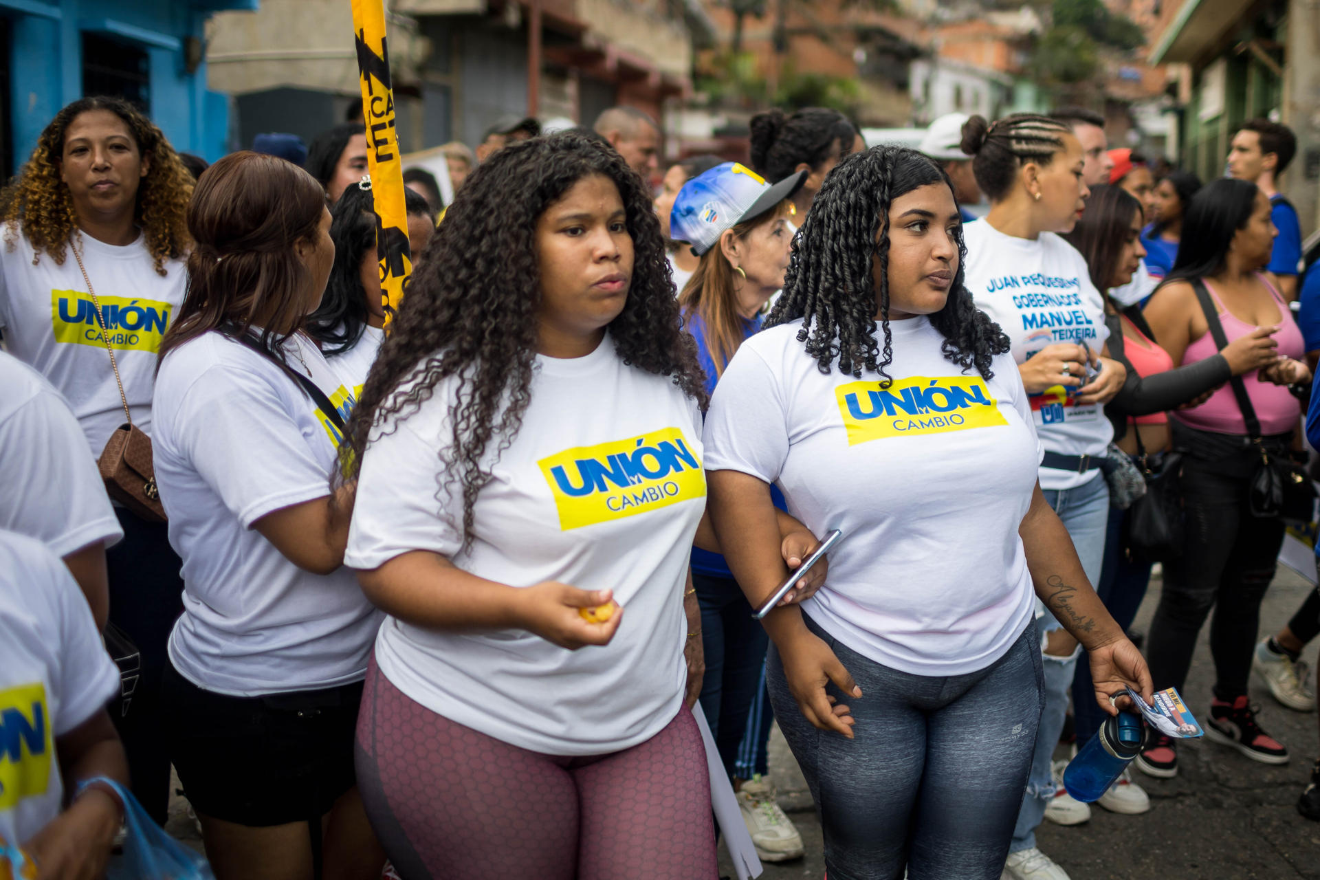 Fotografía del 16 de mayo de 2025 de simpatizantes de un partido político opositor al Gobierno nacional en un acto de campaña en Caracas (Venezuela). EFE/ Miguel Gutiérrez