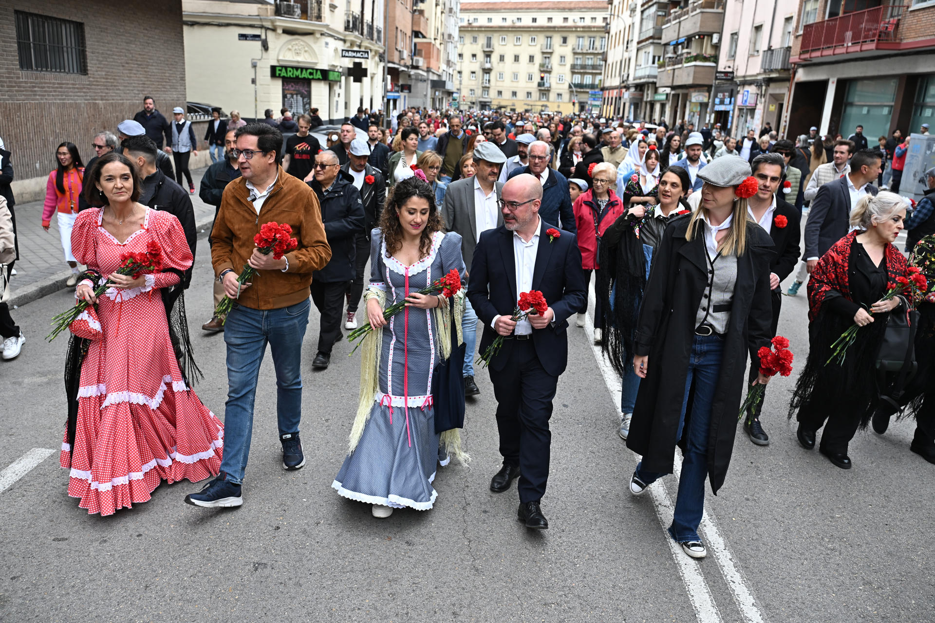 El secretario general del PSOE de Madrid, Óscar López (2i), la portavoz del PSOE en el Ayuntamiento, Reyes Maroto (i) y el delegado del Gobierno en Madrid, Francisco Martín (c) a su llegada a la Padrera de San Isidro durante las fiestas de Madrid este jueves.  EFE/ Fernando Villar
