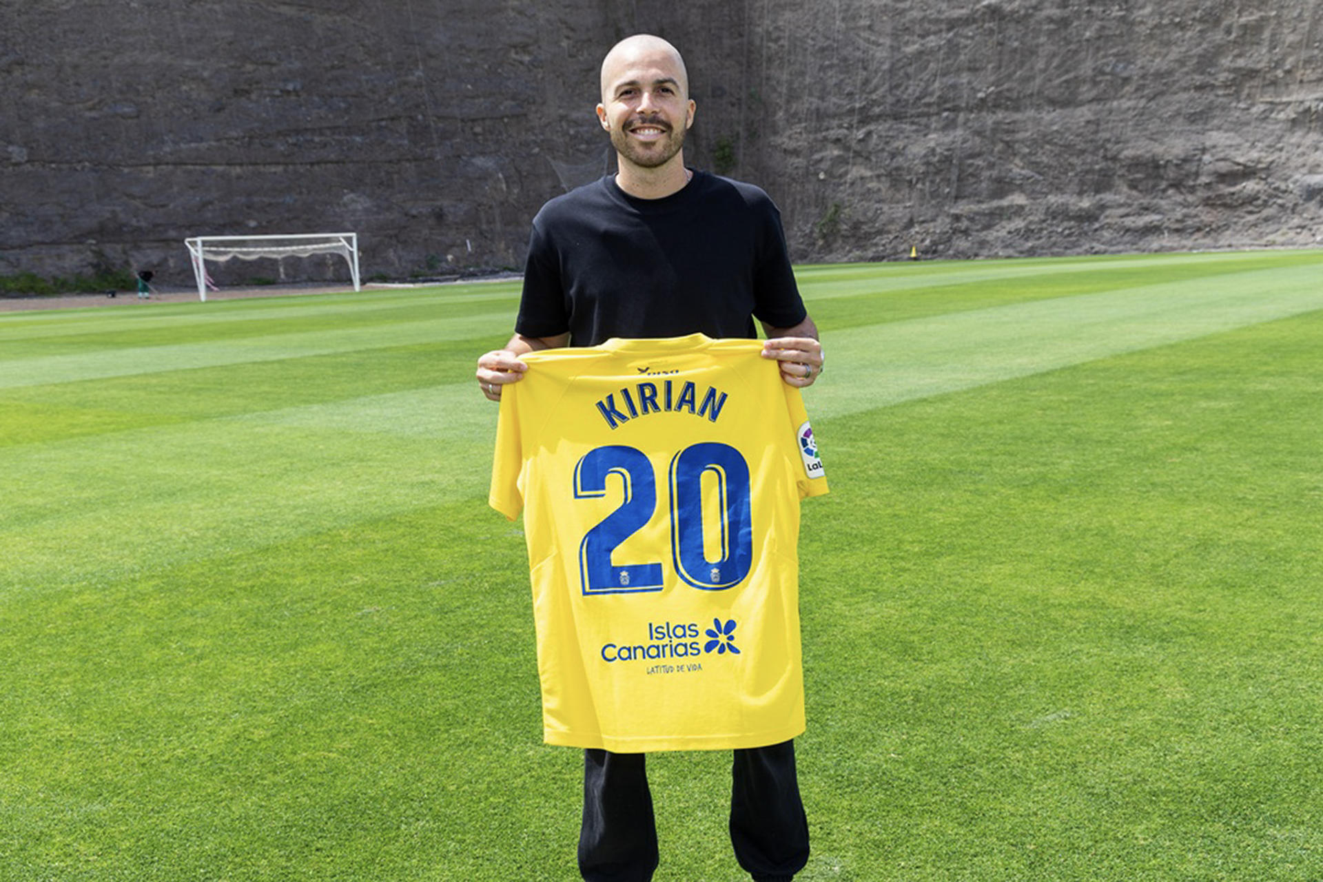 El capitán de la UD Las Palmas, Kirian Rodríguez, ha donado al museo Legends, The Home of Football, de LaLiga, la camiseta que utilizó en el primer partido que jugó después de recuperarse del cáncer. EFE/LaLiga