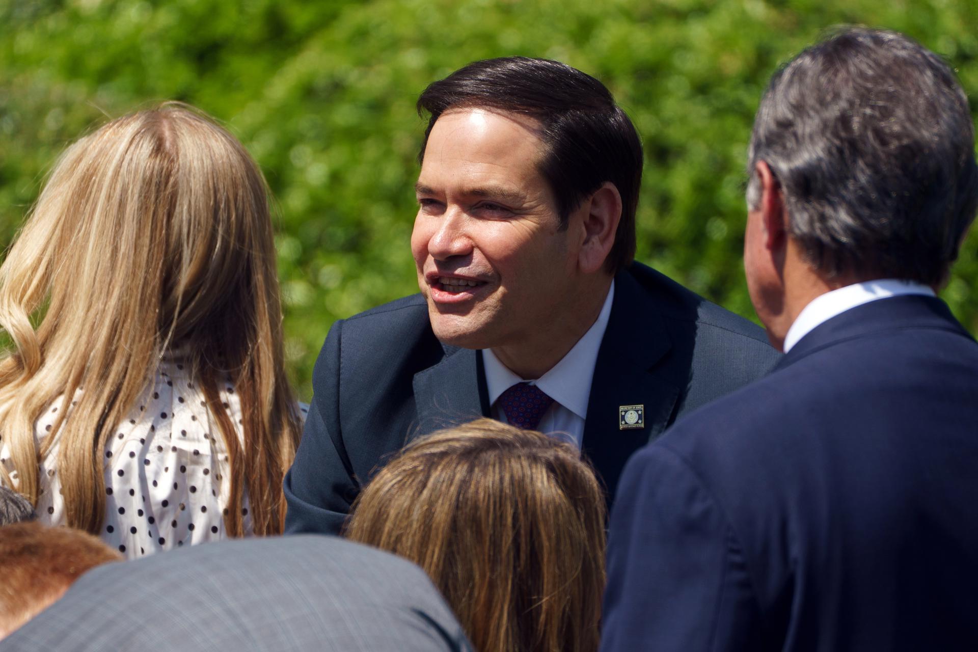 El secretario de Estado estadounidense, Marco Rubio (c), el pasado 1 de mayo, en los jardines de la Casa Blanca, en Washington DC (EE.UU.). EFE/Will Olíver