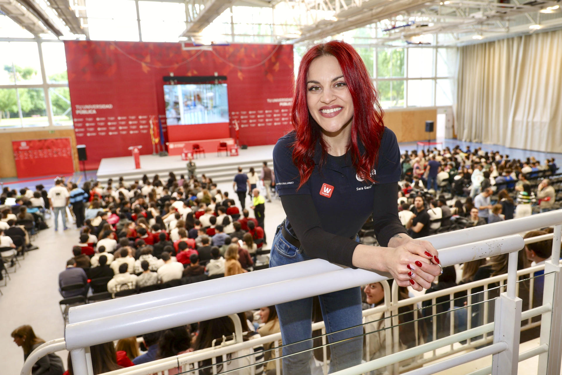 La primera astronauta española de la Agencia Espacial Europea, Sara García, participa en el encuentro "Pon en órbita tus sueños", moderado por el investigador de la UR Eduardo Sáenz de Cabezón, este viernes en Logroño.-EFE/Raquel Manzanares