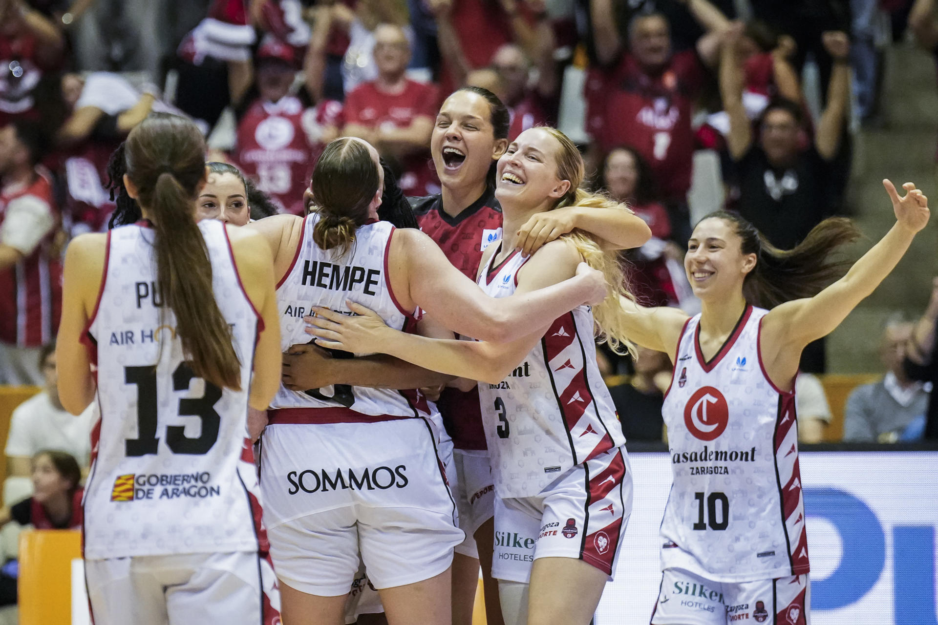 Las jugadoras del Zaragoza celebran la victoria ante el Girona este domingo, tras el partido de vuelta de semifinales de la Liga Femenina de baloncesto, entre el Uni Girona y el Casademont Zaragoza, en el pabellón de Fontajau de Girona. EFE/ David Borrat