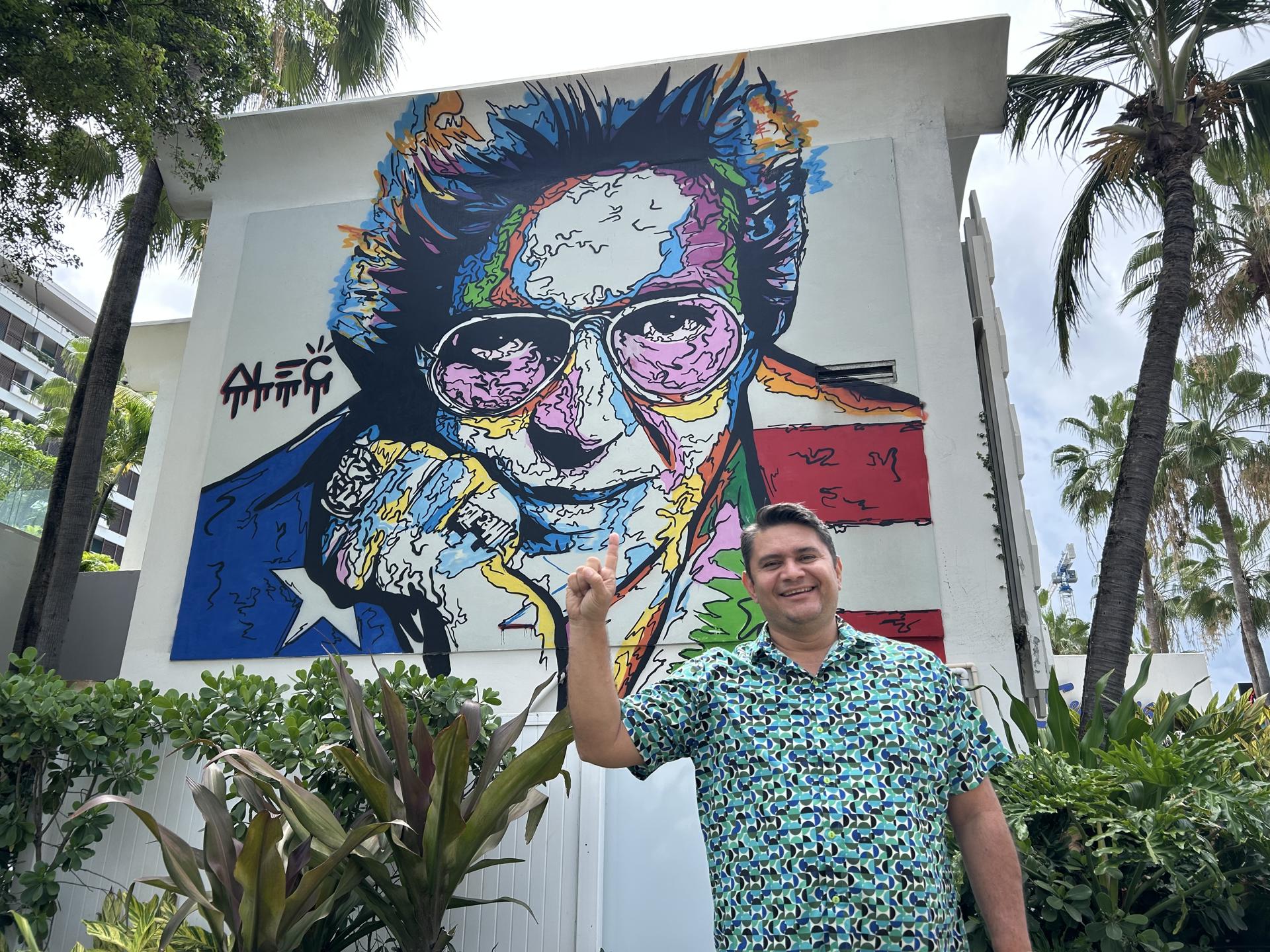 AME6503. CONDADO (PUERTO RICO), 10/05/2025.- El director del Museo de la Salsa en Cali (Colombia) Carlos Molina posa durante una entrevista con EFE este viernes, frente a un mural del salsero puertorriqueño Héctor Lavoe, en el sector sanjuanero de Condado (Puerto Rico). Molina recomendó que los reguetoneros se dediquen a la salsa para fomentar el género musical. EFE/ Esther Alaejos