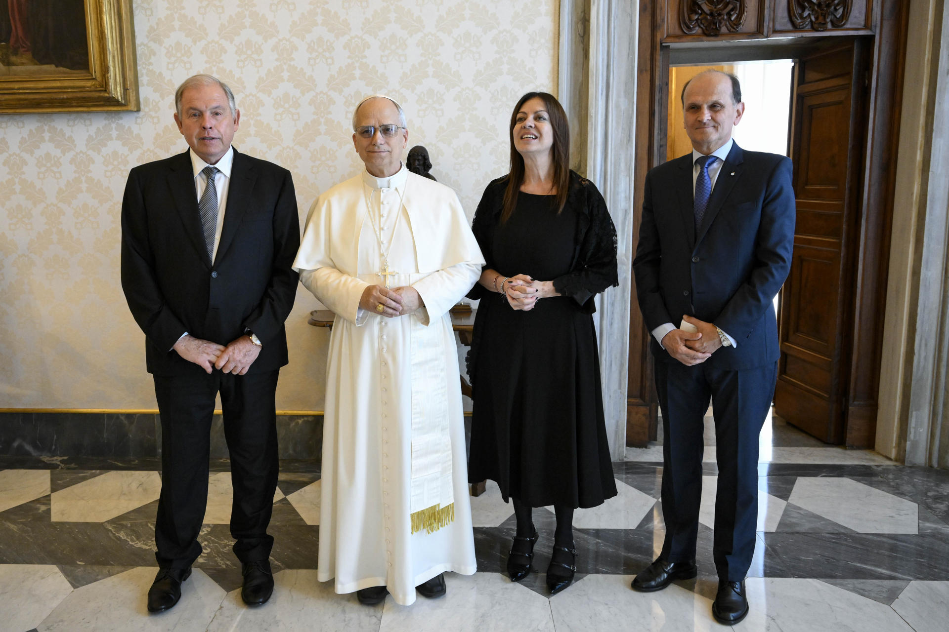 El papa León XIV recibe al ministro de Relaciones Exteriores, Comercio Internacional y Culto de Argentina, Gerardo Werthein (i), y a la ministra de Capital Humano de la Nación Argentina, Sandra Pettovello (2d), este lunes, en Ciudad del Vaticano. EFE/ Mario Tomassett.
