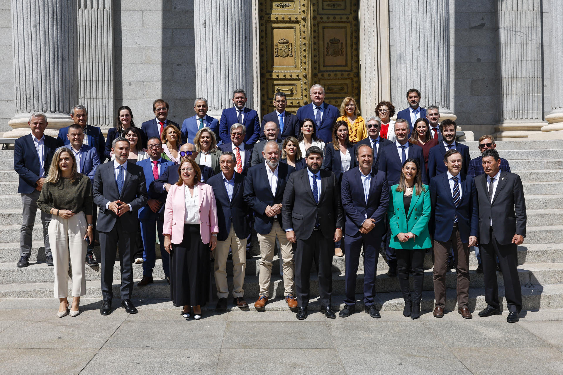 El presidente de Murcia, Fernando López Miras (5d) posa con otros asistentes de la delegación murciana tras defender en el pleno del Congreso, la toma en consideración de la proposición de ley para blindar el trasvase Tajo-Segura, este martes en Madrid. EFE/ Chema Moya