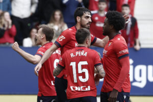 El delantero del Atlético Julián Álvarez (d) celebra tras marcar el tercer gol ante el Rayo, durante el partido de la jornada 33 de LaLiga EA Sports en el estadio Metropolitano en foto de archivo de Sergio Pérez. EFE
