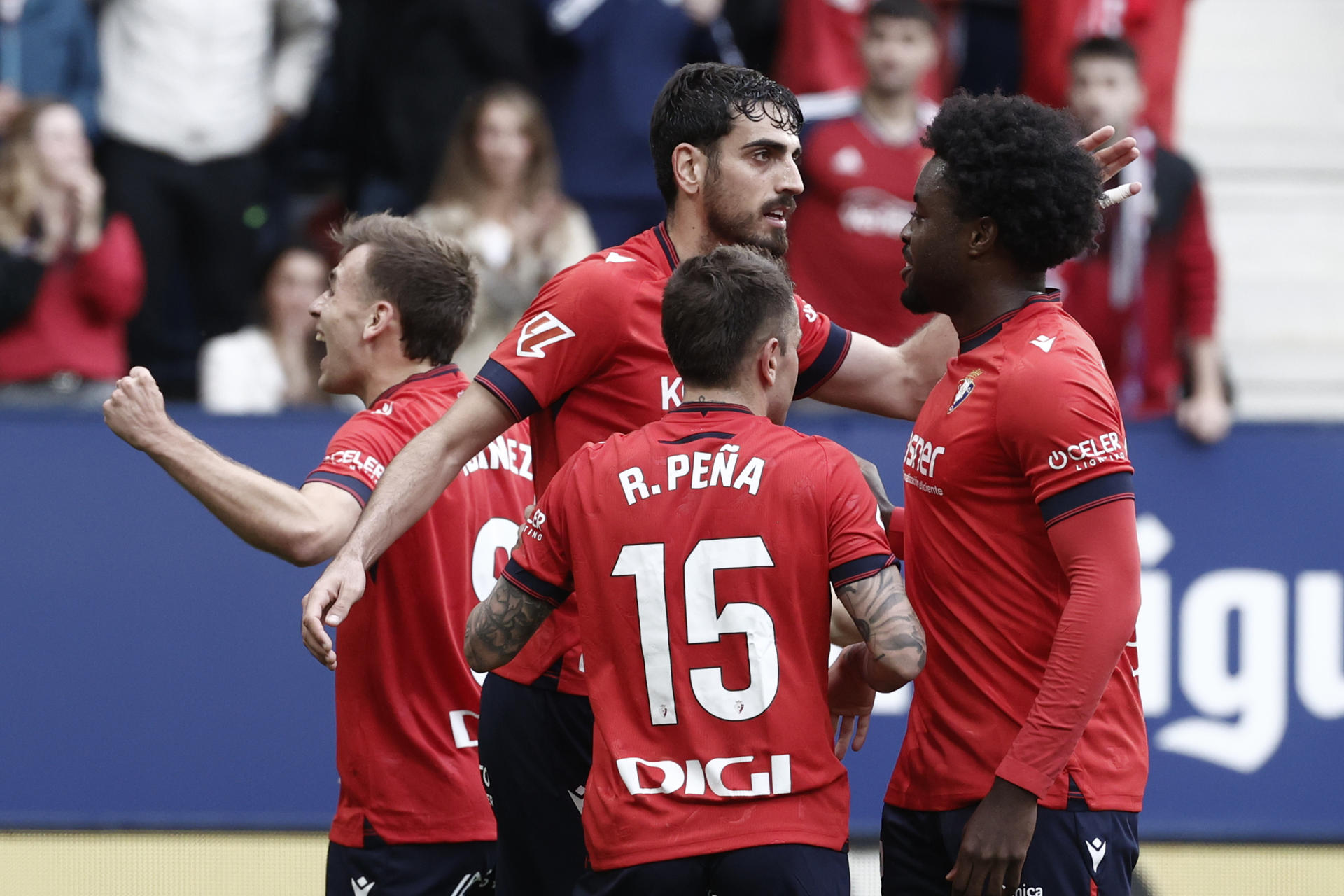 Los jugadores del Osasuna celebran el primer gol de su equipo durante el encuentro correspondiente a la jornada 36 de LaLiga EA Sports entre el Osasuna y el Atlético de Madrid este jueves en el Sadar, Pamplona. EFE/ Jesús Diges