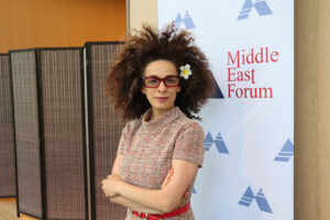 La periodista y activista opositora iraní Masih Alinejad posa durante una entrevista con EFE este martes, en Washington (Estados Unidos). EFE/ Octavio Guzmán