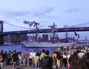 La gente mira al Cuauhtémoc, un buque escuela de la Armada mexicana, en el East River después de que el barco chocara contra el puente de Brooklyn, en Nueva York, el 17 de mayo de 2025. EFE/EPA/PORTER BINKS