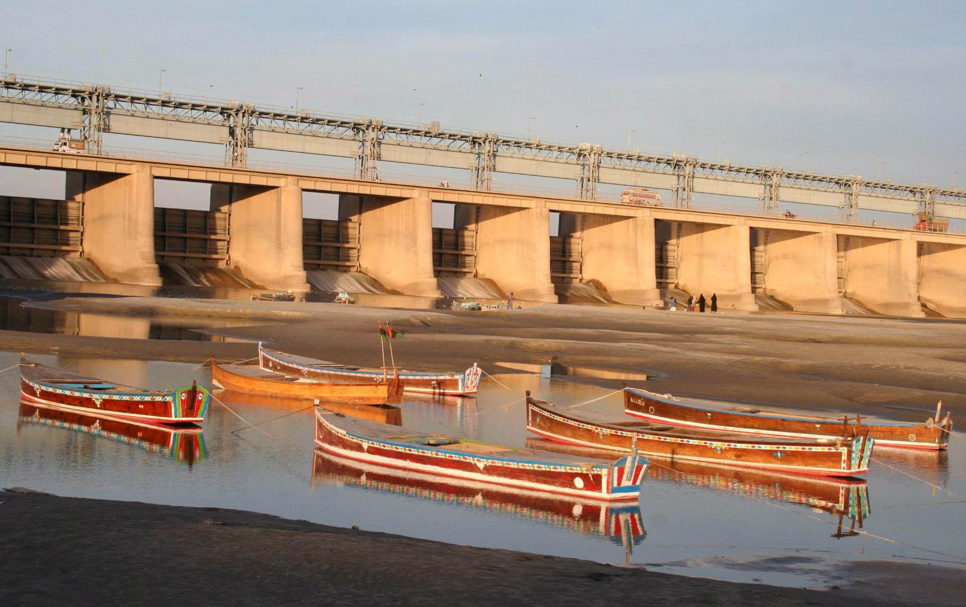 Imagen de archivo de barcas ancladas en mitad del río Indo a su paso por la presa Ghulam Mohammed en Jamshoro, Pakistán. EFE/Nadeem Khawer