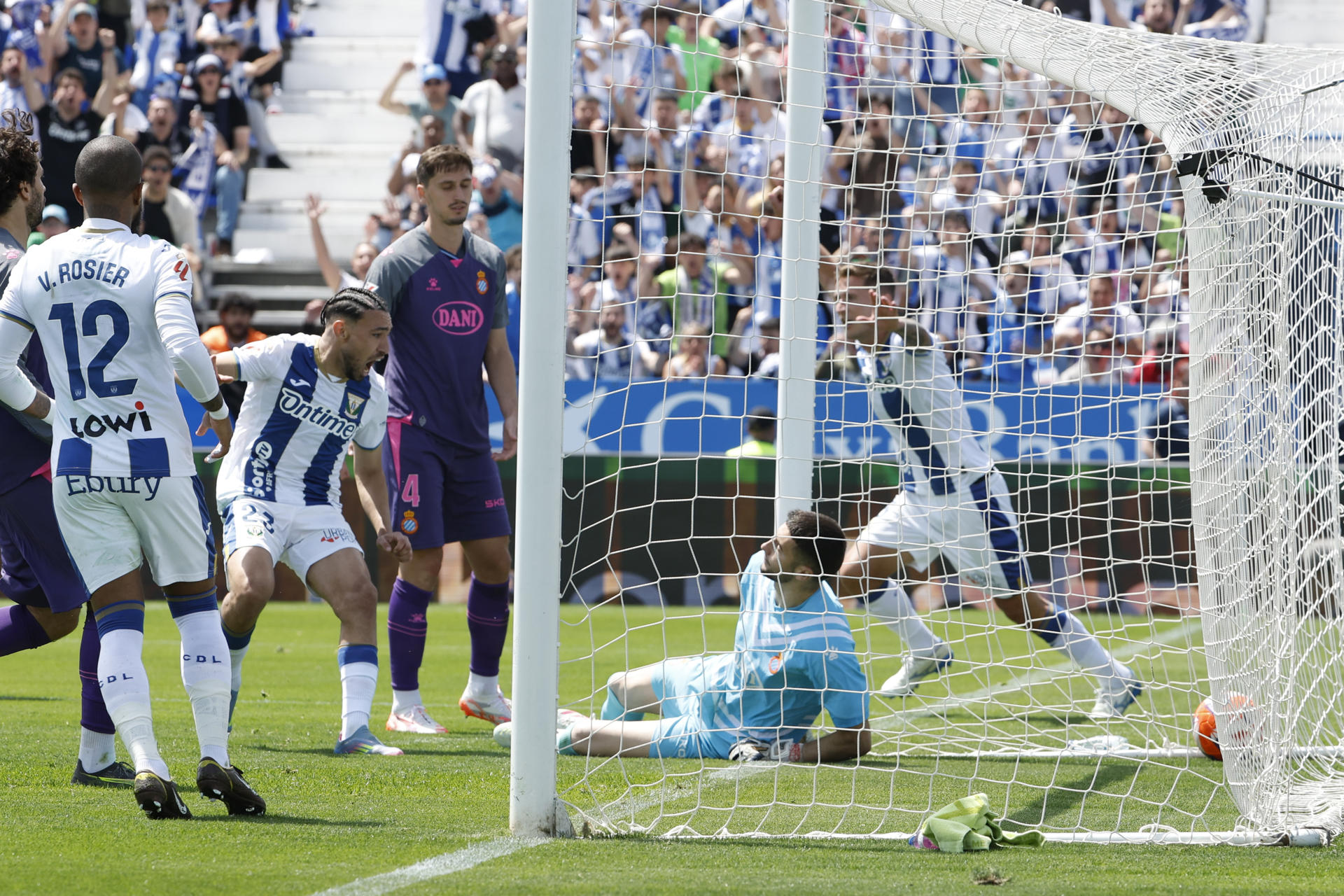 El Leganés festeja un gol ante el Espanyol durante el partido de la jornada 35 de LaLiga disputado este domingo en el estadio de Butarque. EFE/ J.J. Guillén