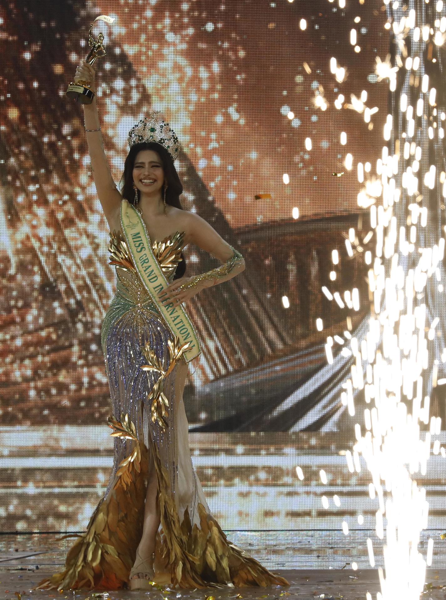 Fotografía de archivo, tomada el 25/10/2024, que muestra a la model india Rachel Gupta tras ser coronada como Miss Grand Internacional 2024 en Bangkok. EFE/EPA/NARONG SANGNAK