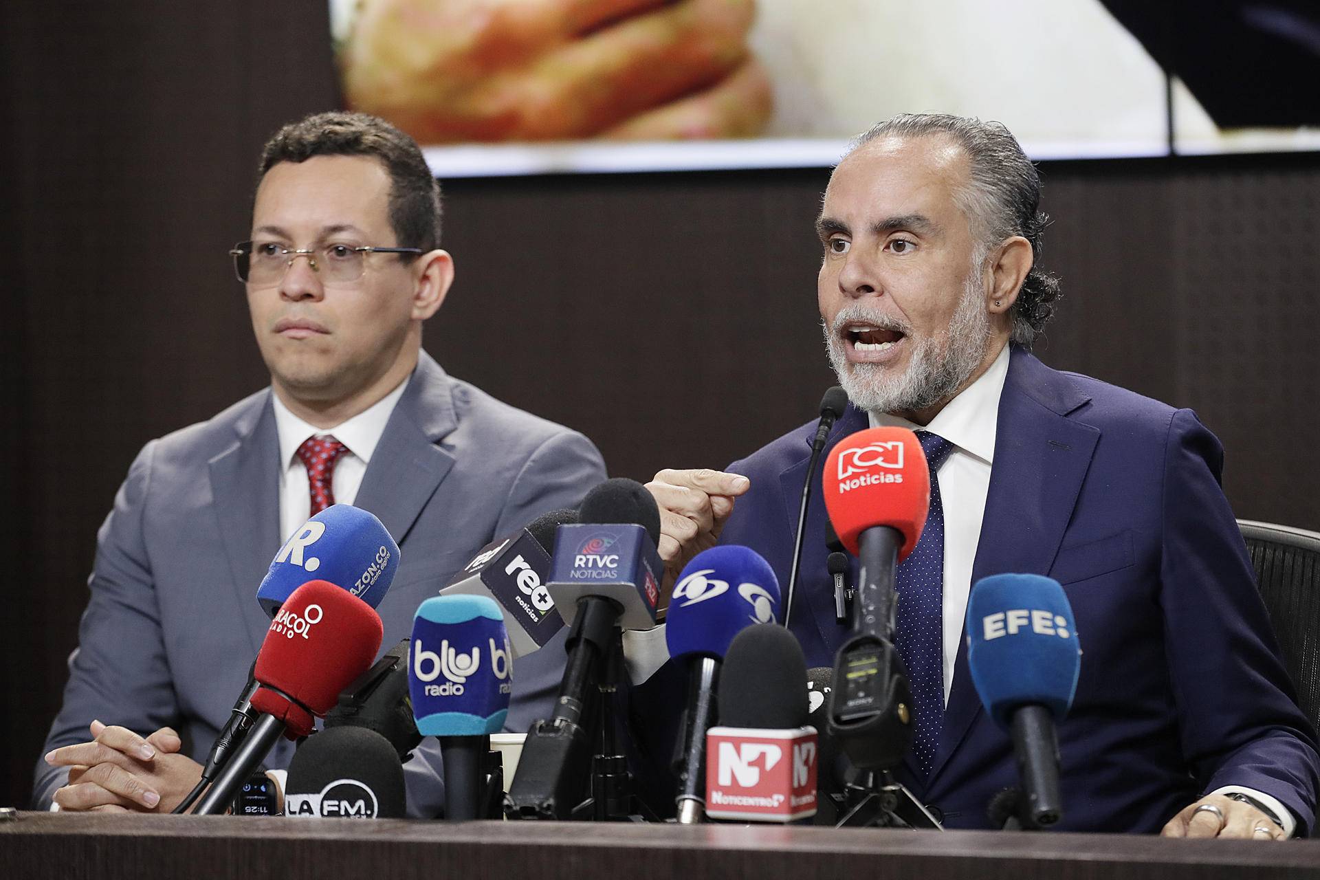 El ministro del Interior de Colombia, Armando Benedetti (d), junto al viceministro de esa cartera, Jaime Berdugo (i), participan durante una rueda de prensa este martes en Bogotá (Colombia). EFE/Carlos Ortega