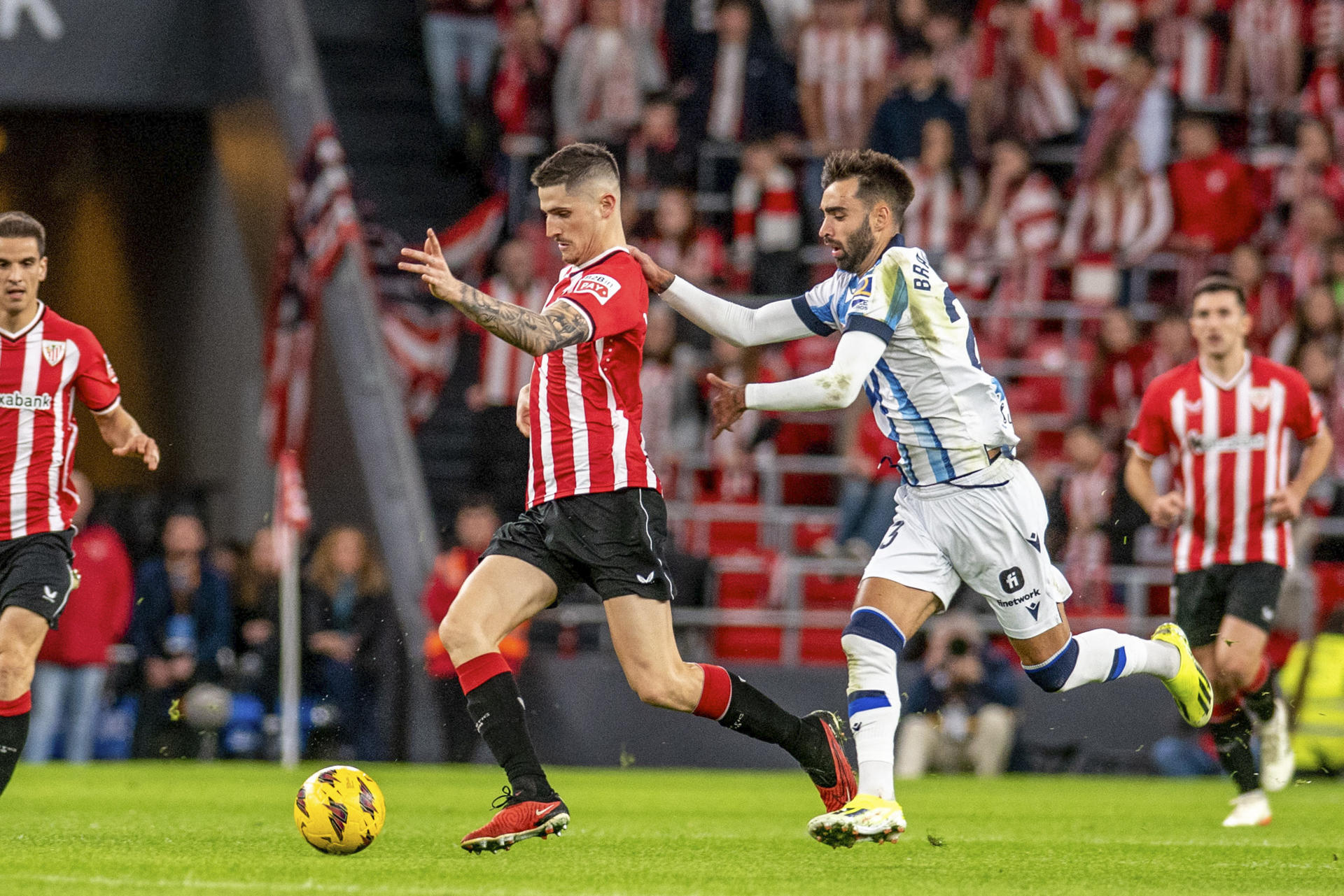 El centrocampista del Athletic Club de Bilbao Oihan Sancet (i) conduce el balón ante el centrocampista de la Real Sociedad Brais Méndez (d), en el estadio de San Mamés, en Bilbao en foto de archivo de Javier Zorrilla. EFE