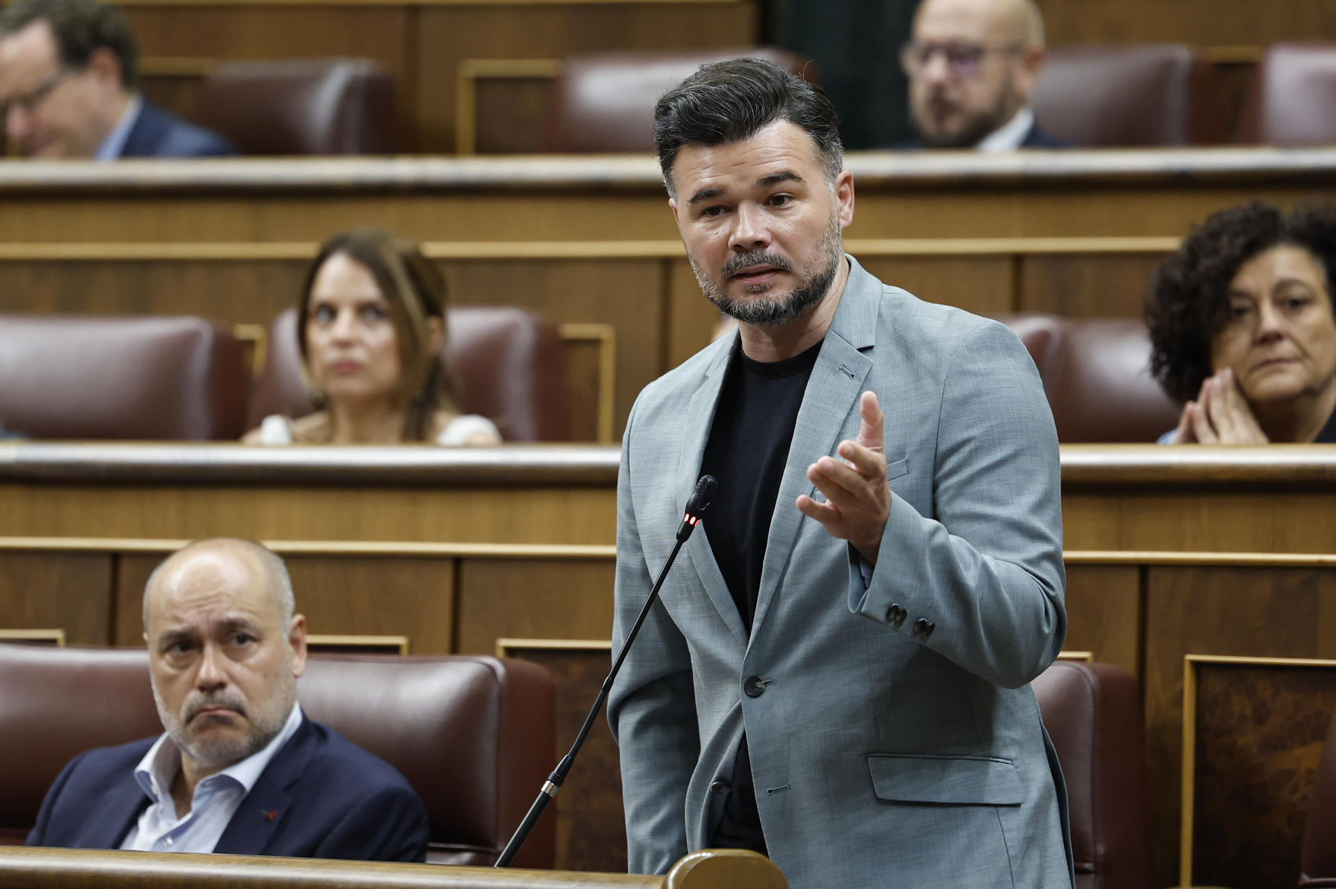 El portavoz de ERC, Gabriel Rufián, interviene en la sesión de control al Ejecutivo celebrada este miércoles en el Congreso. EFE/Chema Moya