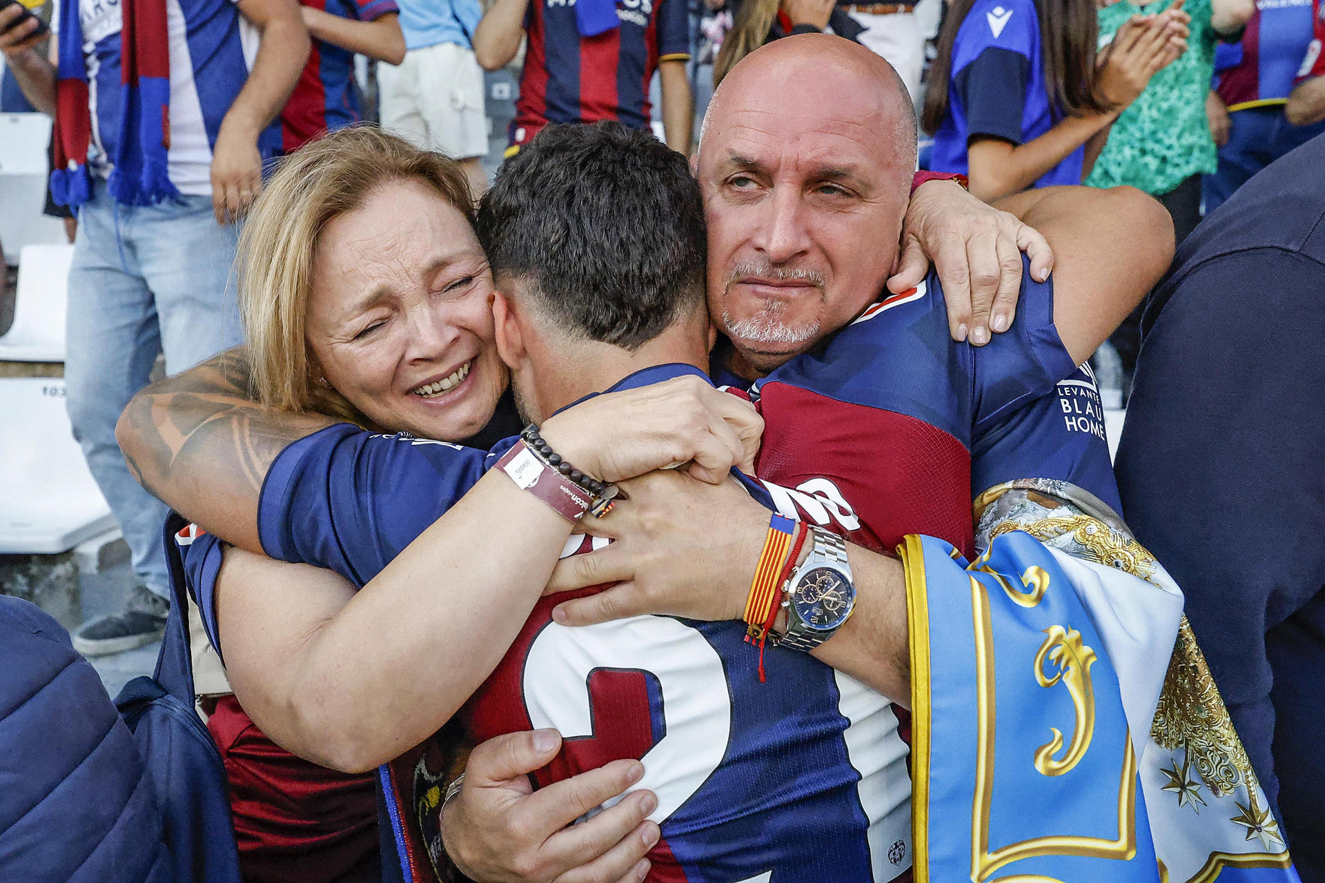 El jugador del Levante, Sergio Lozano celebra con sus familiares el ascenso a Primera División tras ganar al Burgos CF este domingo en el partido de LaLiga Hypermotion celebrado en el Estadio Municipal El Plantío de Burgos. EFE/Santi Otero