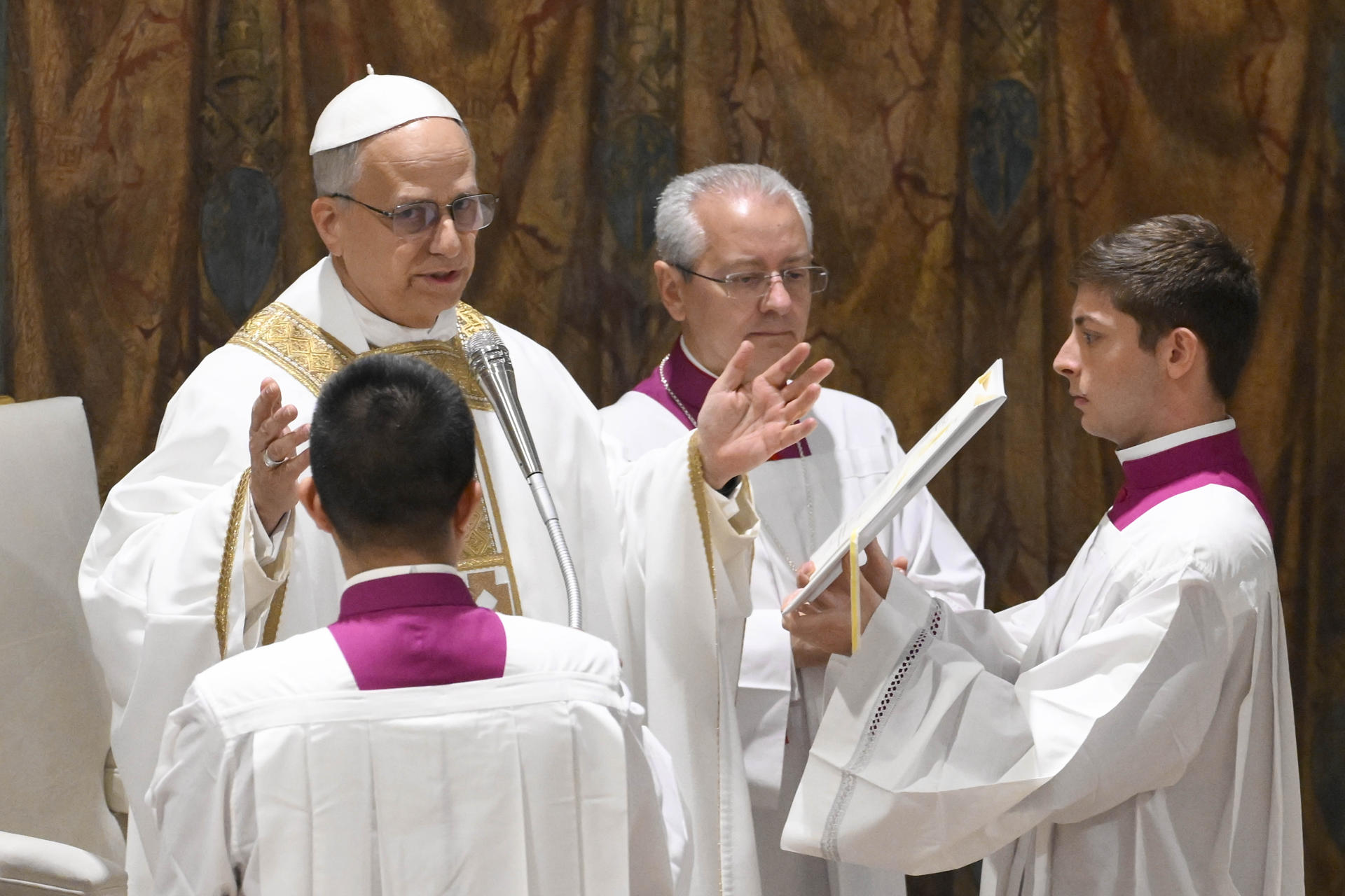 Fotografía cedida del papa León XIV oficia este 9 de mayo de 2025, su primera misa en la Capilla Sixtina ante los 133 cardenales que este jueves le eligieron en la cuarta votación en el cónclave. EFE/ Dicasterio para la Comunicación del Vaticano