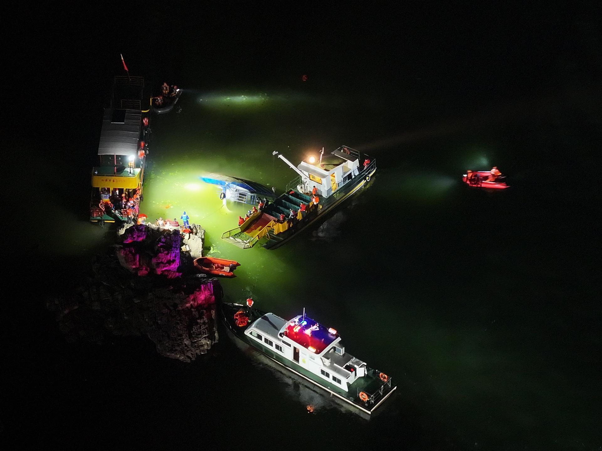 Una foto aérea muestra las operaciones de búsqueda y rescate en el lugar donde volcaron varias embarcaciones en la provincia de Guizhou, al suroeste de China, el 4 de mayo de 2025 (emitida el 5 de mayo de 2025). EFE/EPA/XINHUA CHINA OUT / UK AND IRELAND OUT / USO EDITORIAL DE CRÉDITO OBLIGATORIO