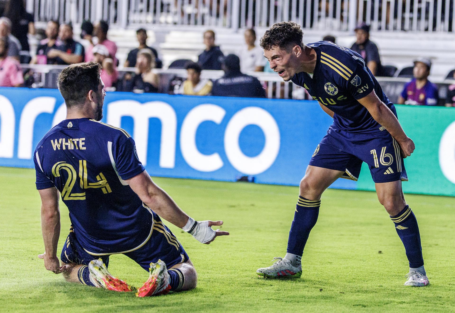 Brian White (i) celebra el gol con su compañero Sebastian Berhalter, del Vancouver Whitecaps, durante la semifinal de la Copa de Campeones de la Concacaf ante el Inter Miami. EFE/EPA/CRISTOBAL HERRERA-ULASHKEVICH