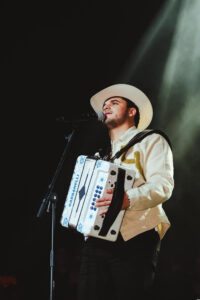 Fotografía cedida por MAM Media PR donde aparece el cantante mexicano Edgardo Núñez, quien acaba de lanzar su nuevo EP 'En vivo desde Houston'. EFE/MAM Media PR /SOLO USO EDITORIAL /NO VENTAS /SOLO DISPONIBLE PARA ILUSTRAR LA NOTICIA QUE ACOMPAÑA /CRÉDITO OBLIGATORIO