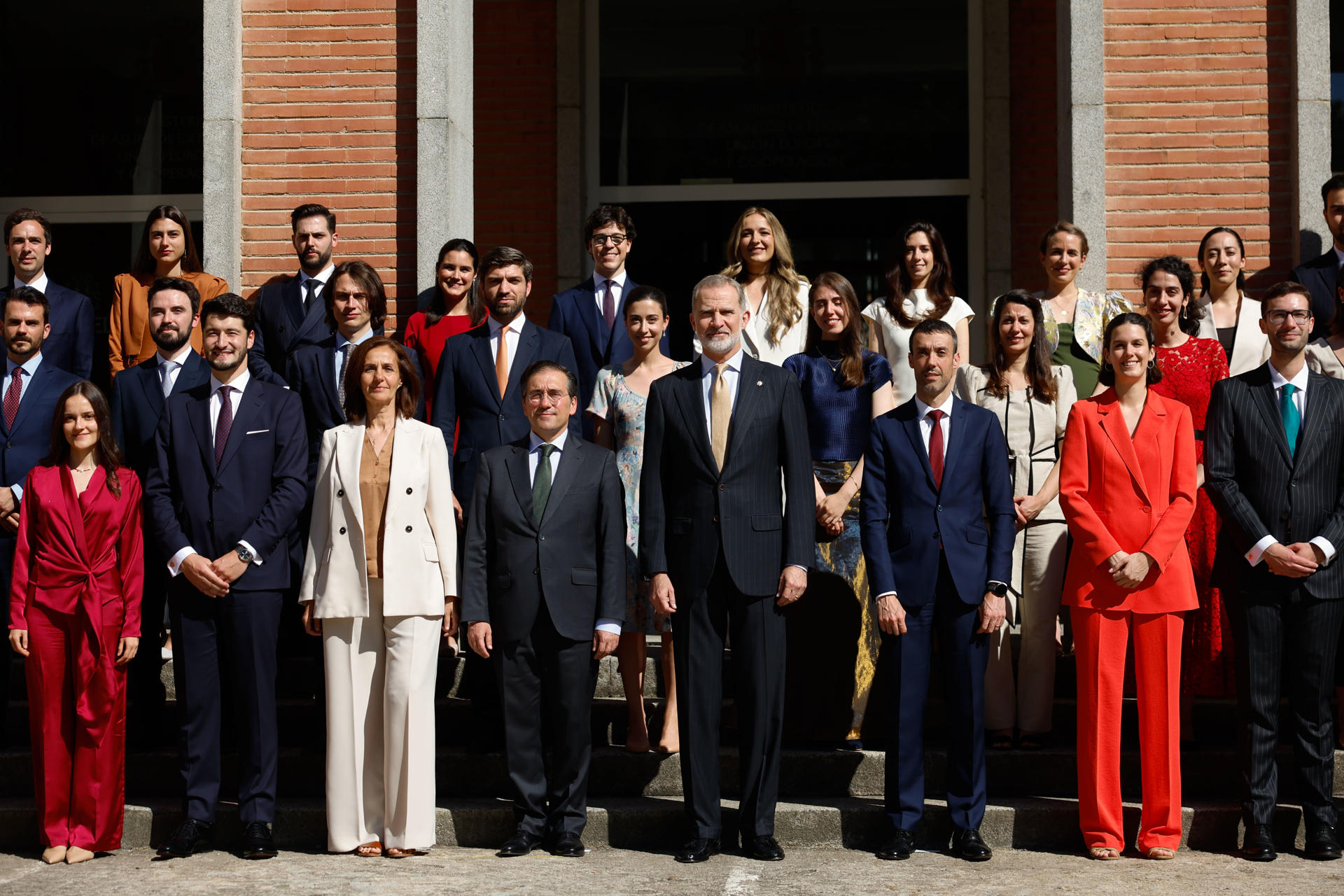 El rey Felipe VI (4d) junto al ministro de Asuntos Exteriores, Unión Europea y Cooperación, José Manuel Albares (4i), y la directora de la Escuela Diplomática, Cecilia Robles (3i), posan junto a los alumnos de la LXVI promoción de la carrera diplomática tras la entrega de los despachos de secretario de embajada, este martes en Madrid. EFE/ Mariscal POOL