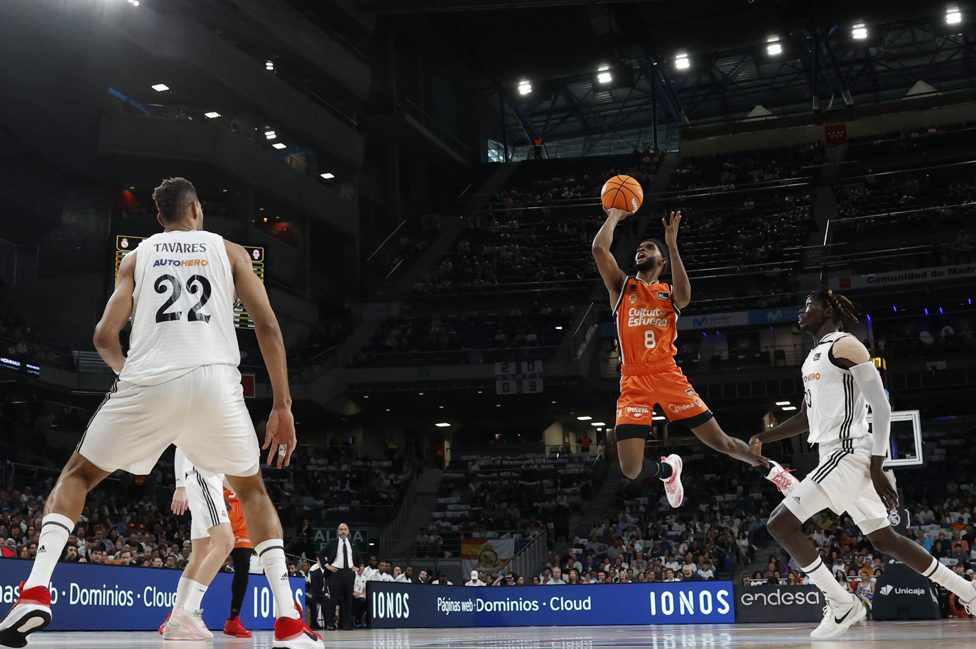 El base dominicano del Valencia Jean Montero (2d) lanza a canasta durante un encuentro correspondiente a la jornada 30 de Liga Endesa disputado este domingo ante el Real Madrid, en el Movistar Arena de Madrid. EFE/ Juan Carlos Hidalgo