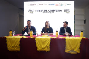 El CEO de la etapa México by Tour de France, Mario Metrani Melgar (i) y la secretaria de Turismo de Sinaloa, Mireya Sosa (c), participan en una rueda de prensa este martes, en Ciudad de México (México). EFE/Sáshenka Gutiérrez
