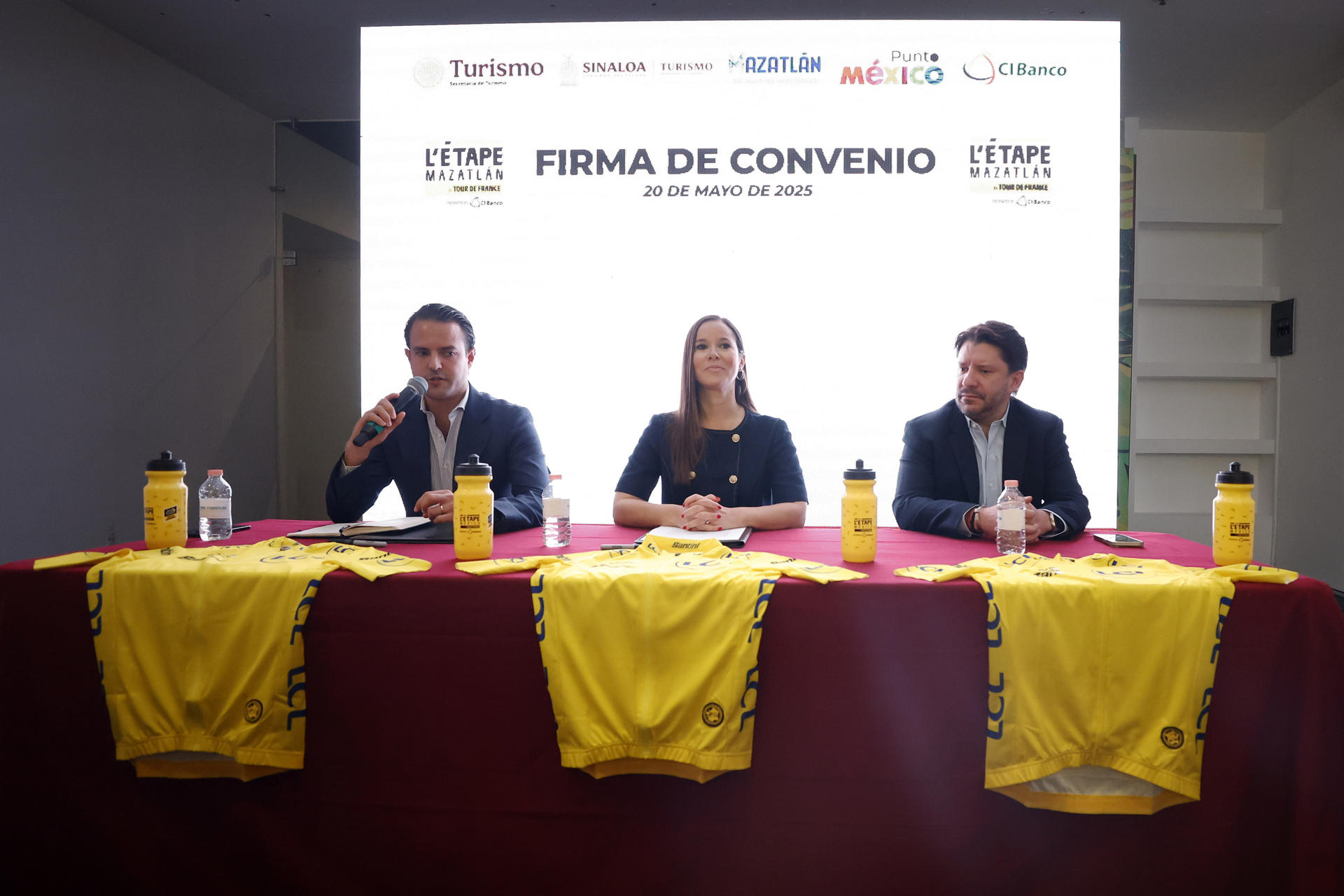 El CEO de la etapa México by Tour de France, Mario Metrani Melgar (i) y la secretaria de Turismo de Sinaloa, Mireya Sosa (c), participan en una rueda de prensa este martes, en Ciudad de México (México). EFE/Sáshenka Gutiérrez