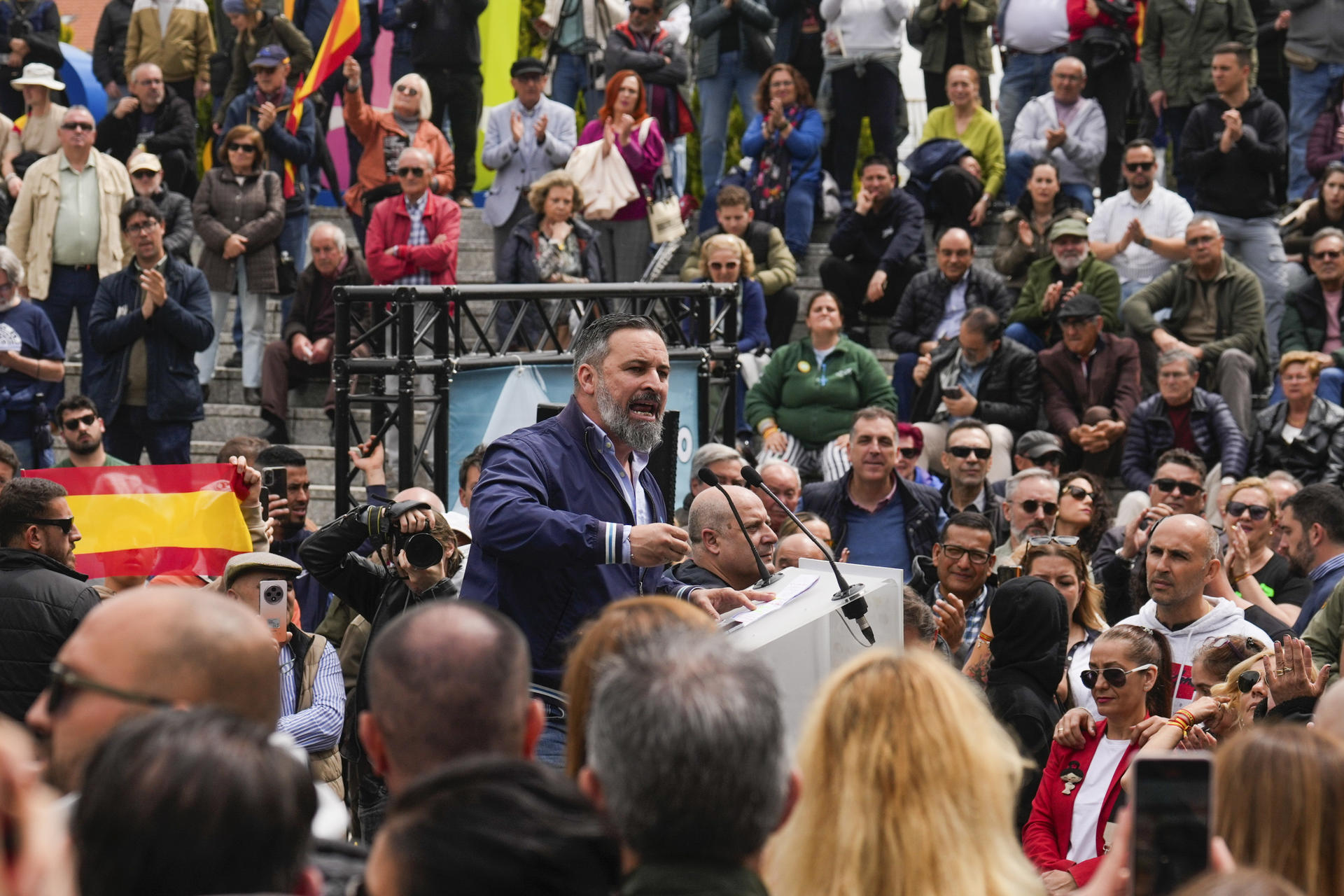 El líder de Vox, Santiago Abascal, interviene durante el acto por el 1 de Mayo organizado por Vox y el sindicato Solidaridad, este jueves en la Plaza de la Constitución de Fuenlabrada, en Madrid. EFE/ Borja Sanchez-trillo