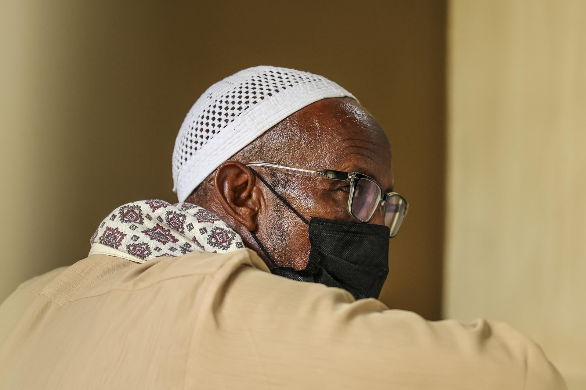 - El sospechoso de terrorismo keniano Mohammed Abdi Ali (C), observa durante una sesión judicial sobre los perpetradores del ataque terrorista de 2019 contra el complejo hotelero Dusit en Nairobi que dejó 21 muertos, en los tribunales de Kahawa en Kiambu, Kenia, 22 de mayo de 2025. La jueza del Tribunal Superior Diana Mochache declaró culpables a los dos sospechosos, Hussein Mohamed Abdille Ali y Mohammed Abdi Ali, de 21 cargos de los 22 cargos presentados contra ellos. (Kenia) EFE/EPA/DANIEL IRUNGU